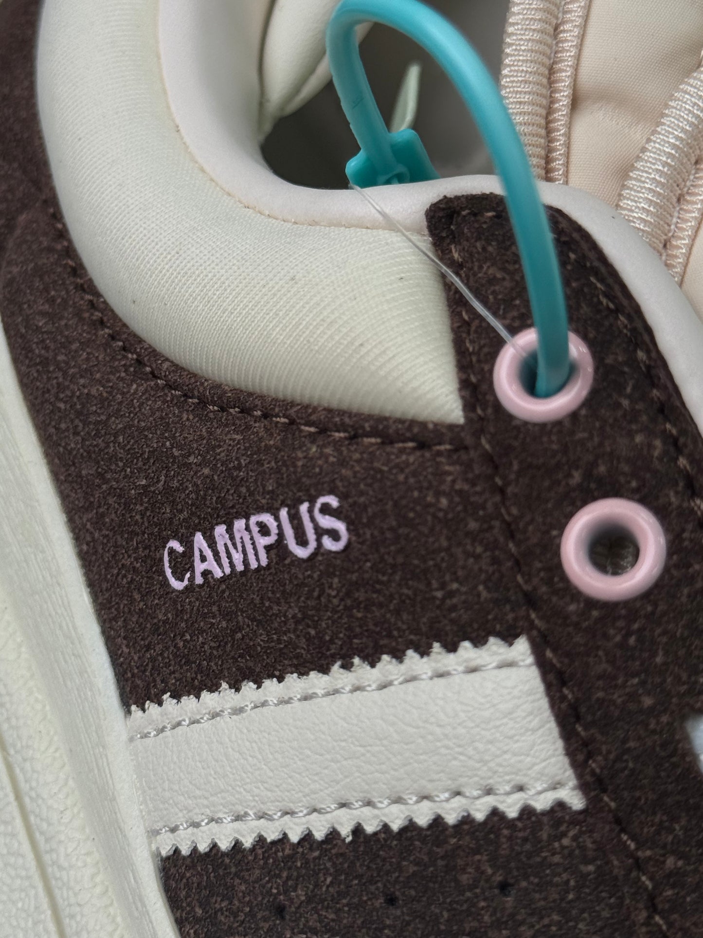 Adidas Campus de adidas x Bad Bunny en color marrón y beige