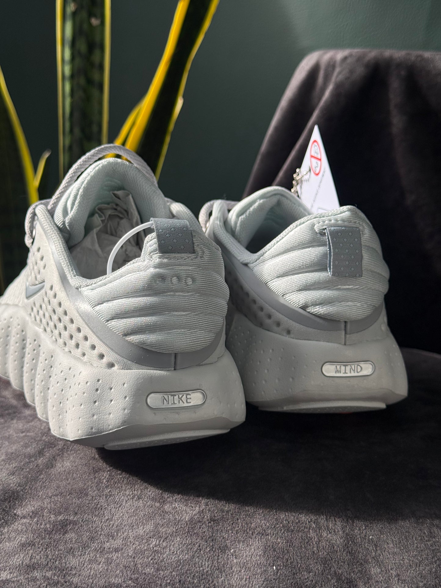 Nike Mind 002 en color gris claro