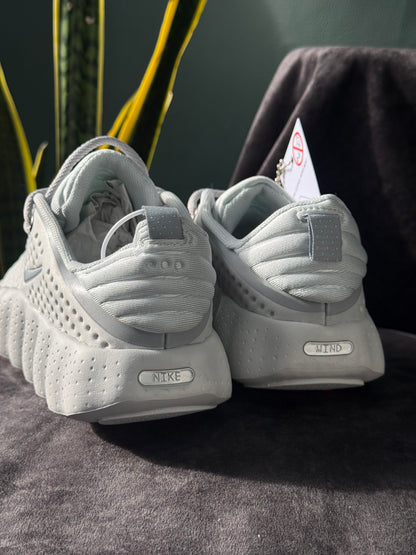 Nike Mind 002 en color gris claro