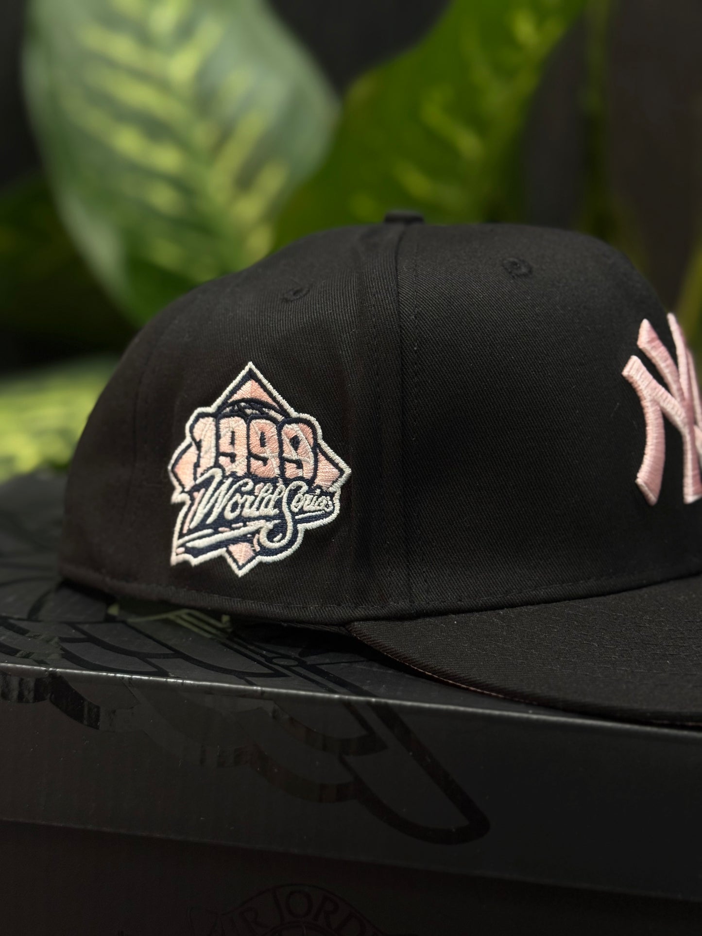 New Era 59FIFTY Fitted – New York Yankees “1999 World Series Pink Logo”