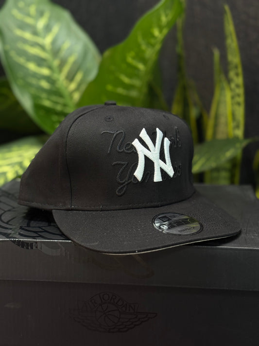 New Era 9FIFTY Snapback – New York Yankees “Script Black/White”