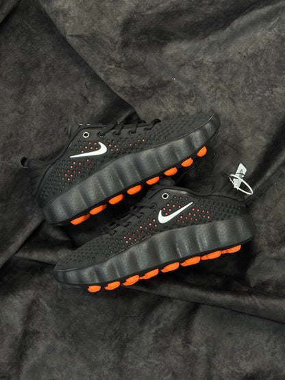 Nike Mind 002 en color negro con acentos naranja hiper carmesí