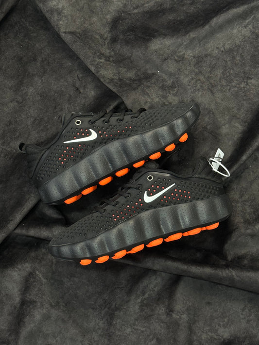 Nike Mind 002 en color negro con acentos naranja hiper carmesí