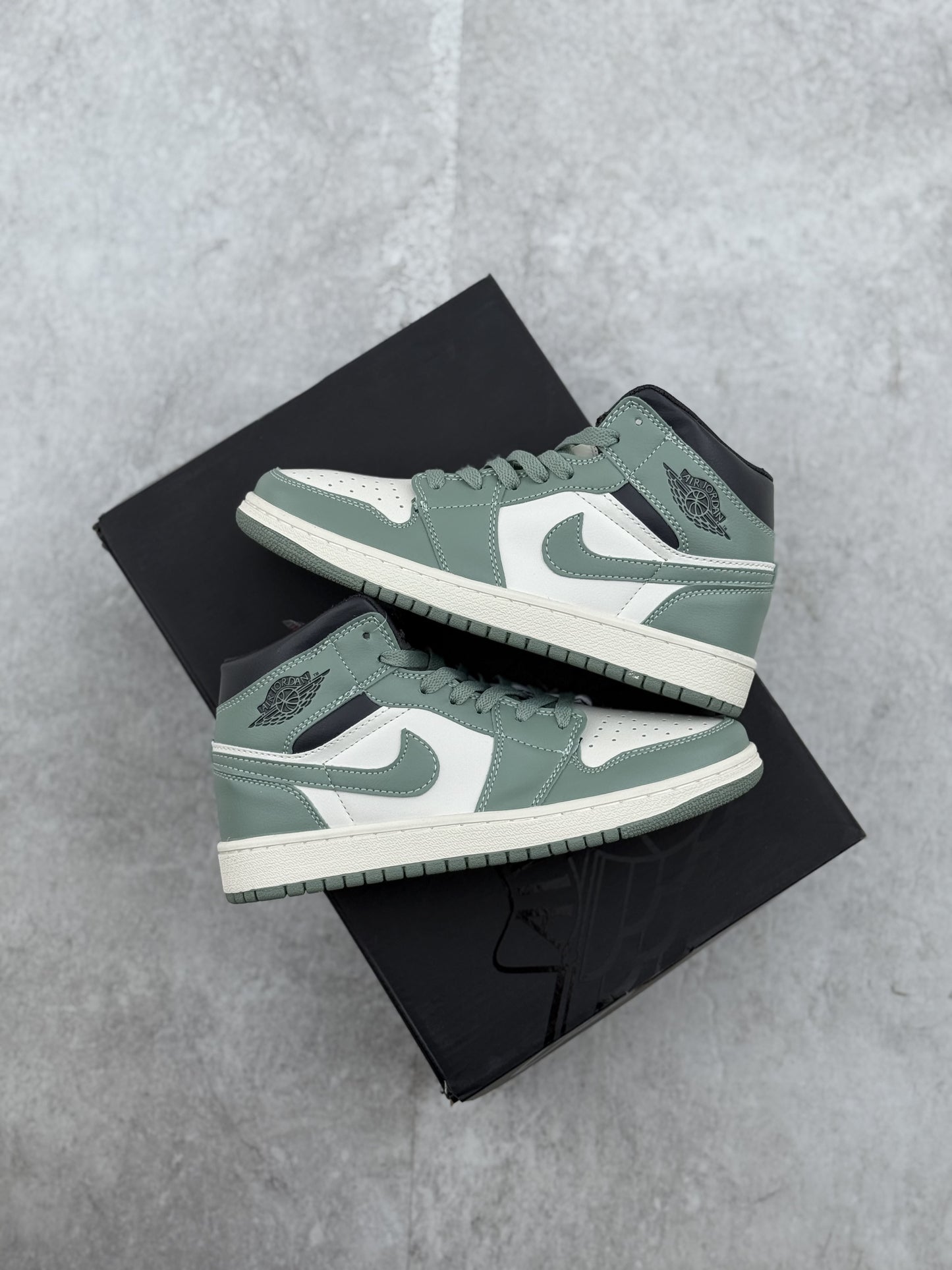 Jordan Retro 1 Jade Green smoke