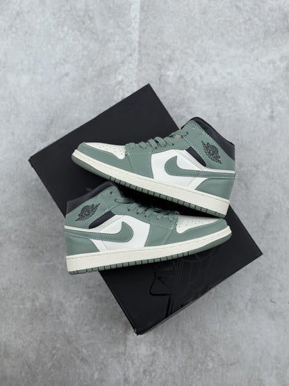 Jordan Retro 1 Jade Green smoke
