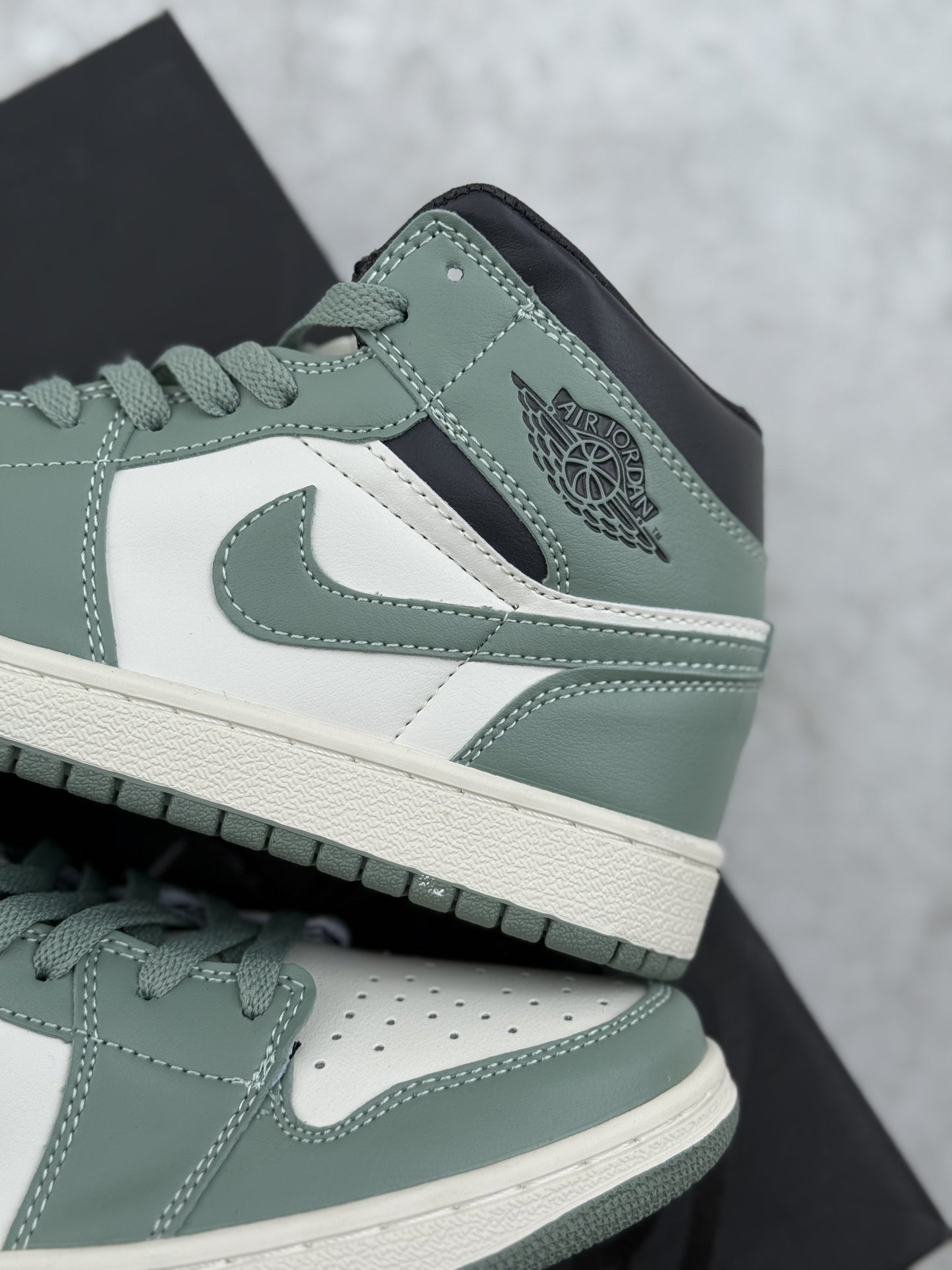 Jordan Retro 1 Jade Green smoke
