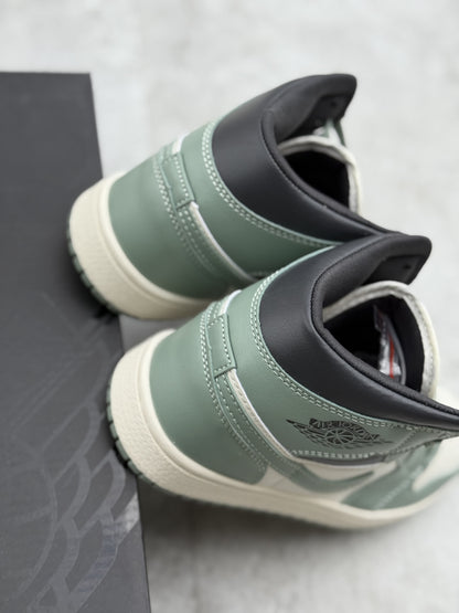 Jordan Retro 1 Jade Green smoke