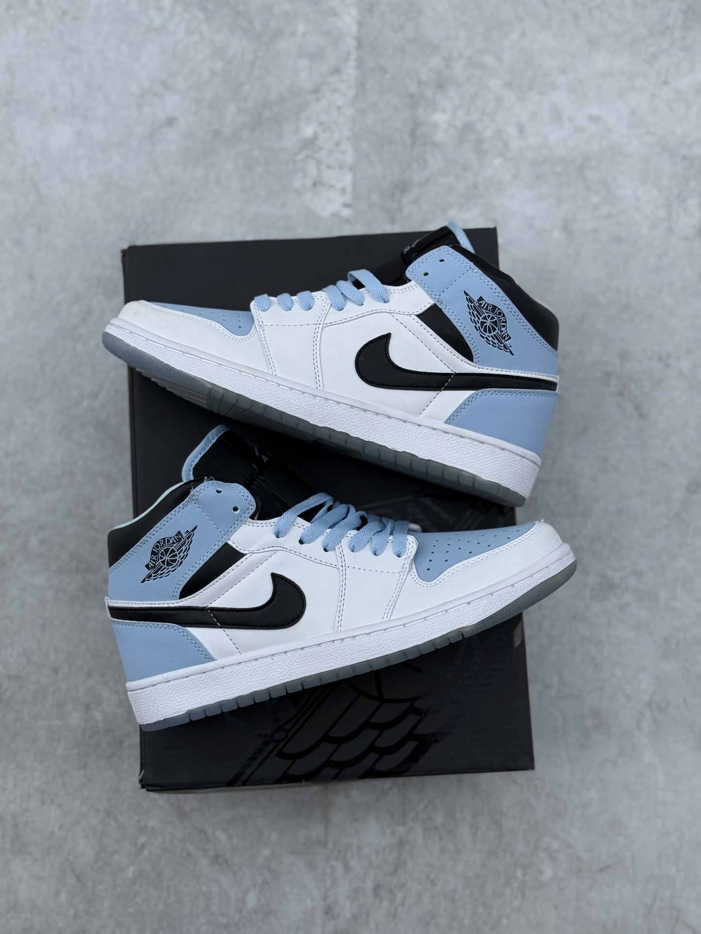 Jordan Retro 1  ice blue