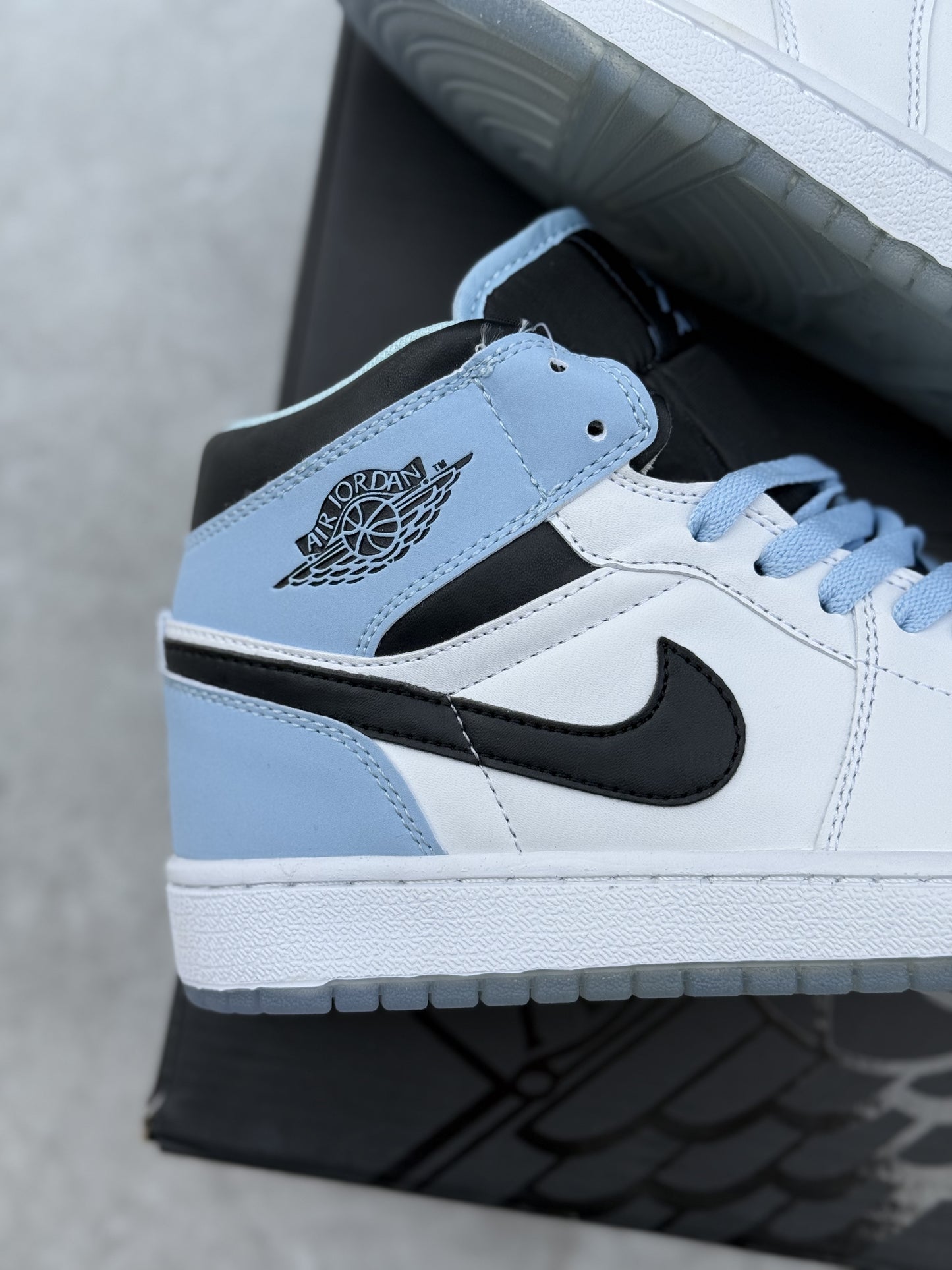 Jordan Retro 1  ice blue