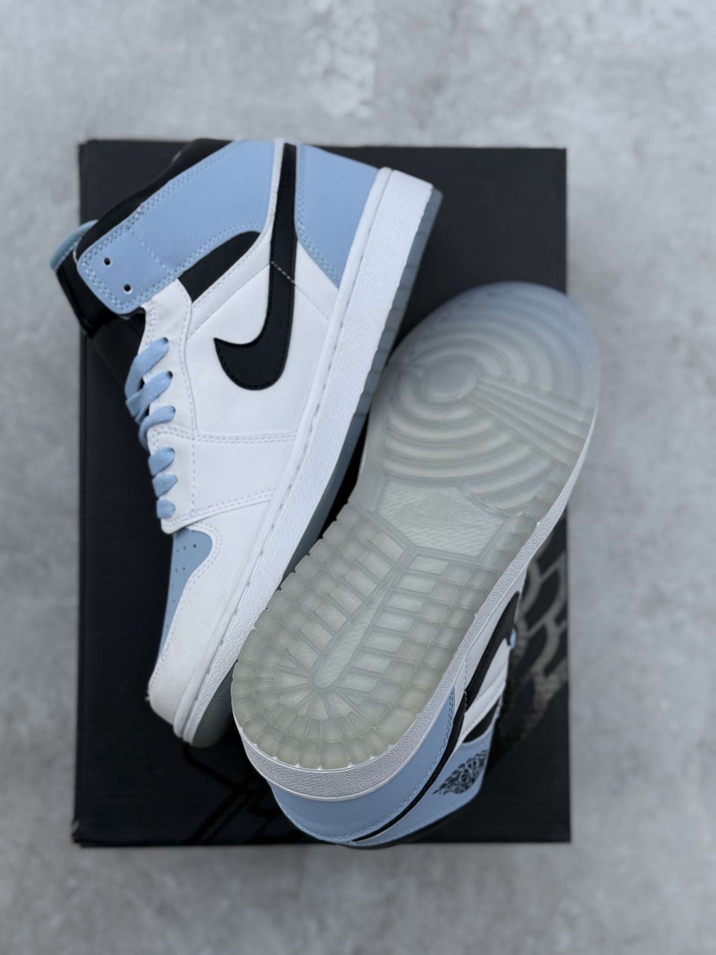 Jordan Retro 1  ice blue