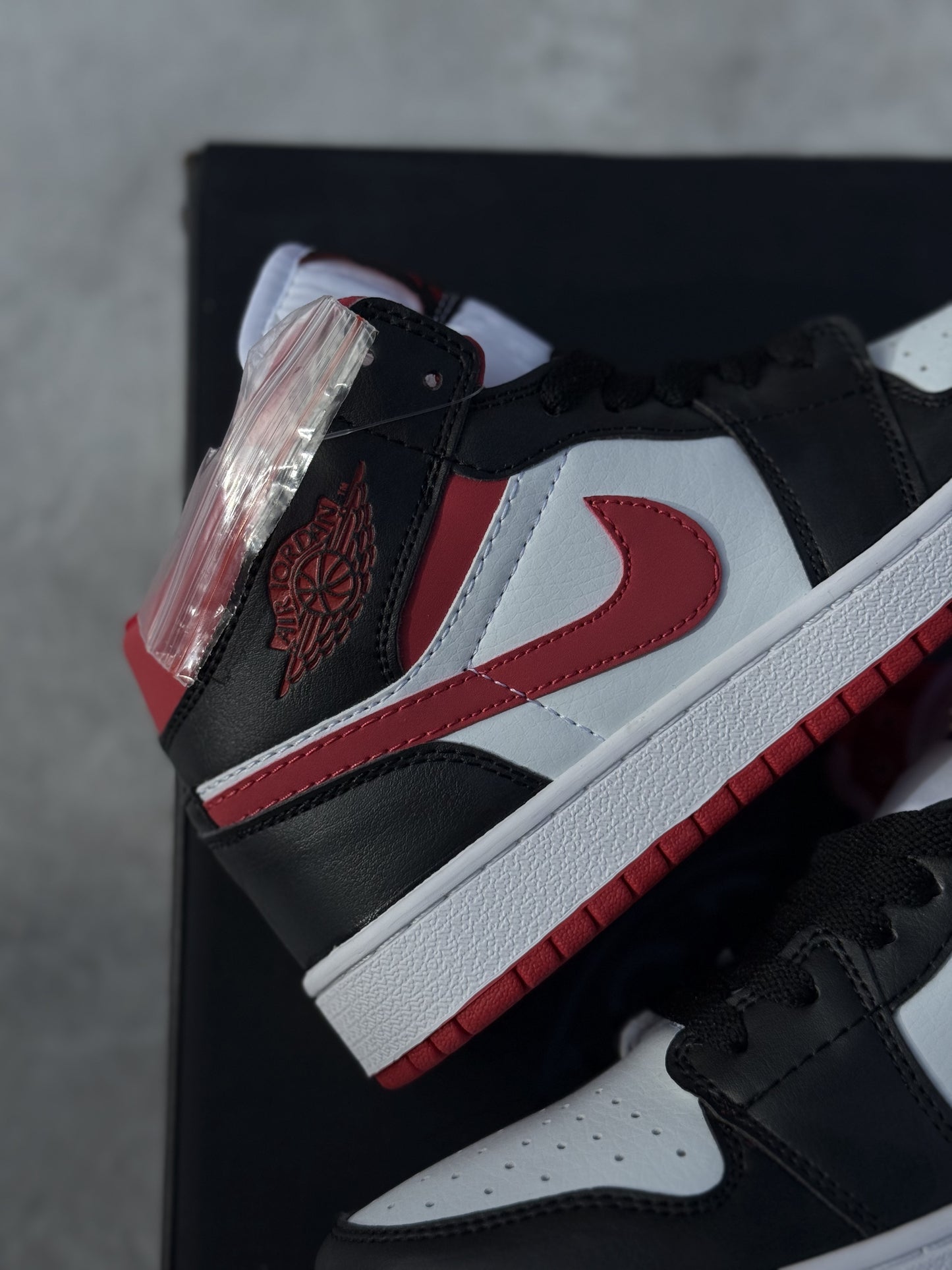 Air Jordan 1 Mid (GS) 'White/Gym Red/Black