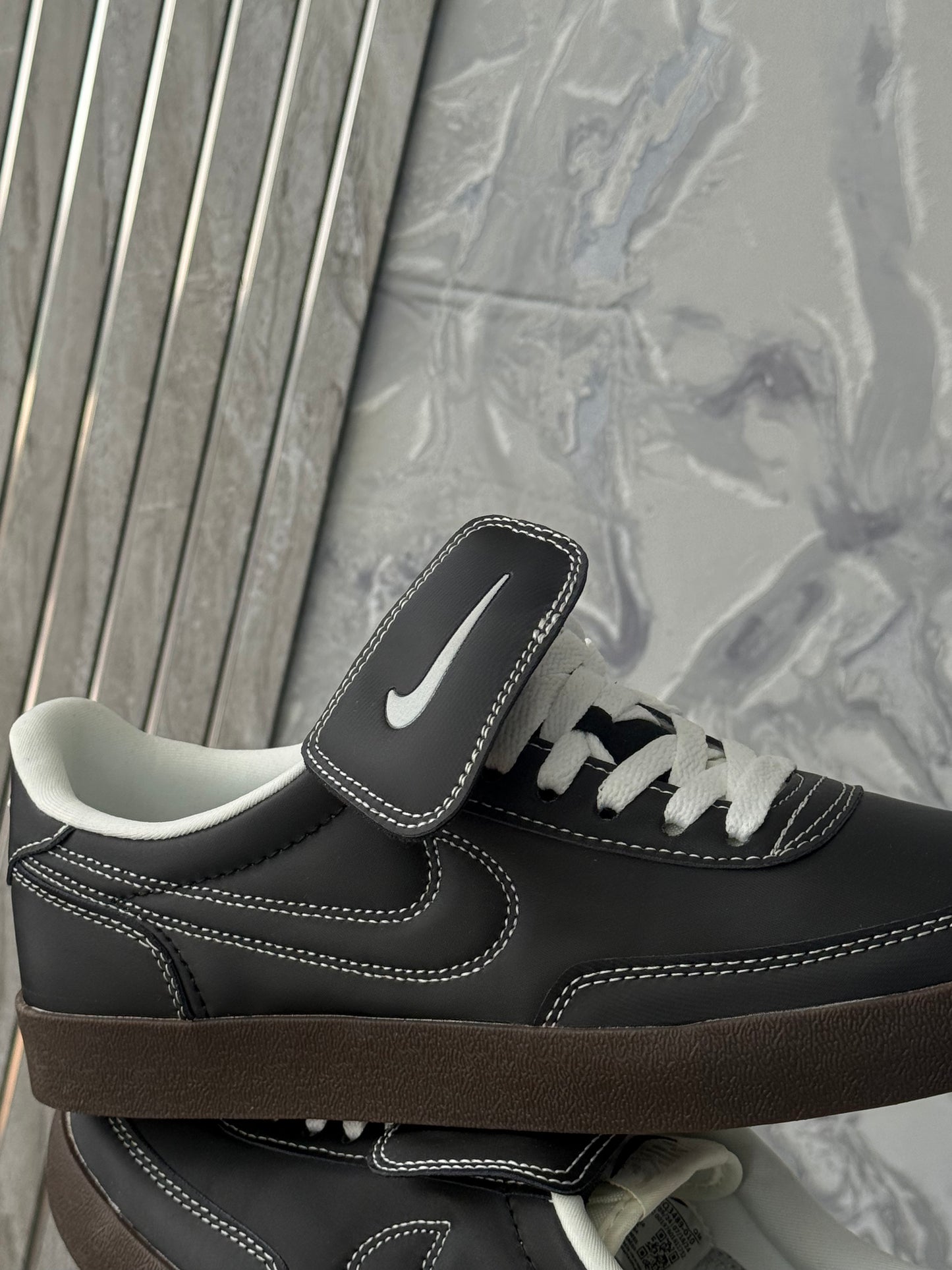 Nike Killer Shot 2 Sneaker Negra con Suela Gruesa Café y Cordones Blancos
