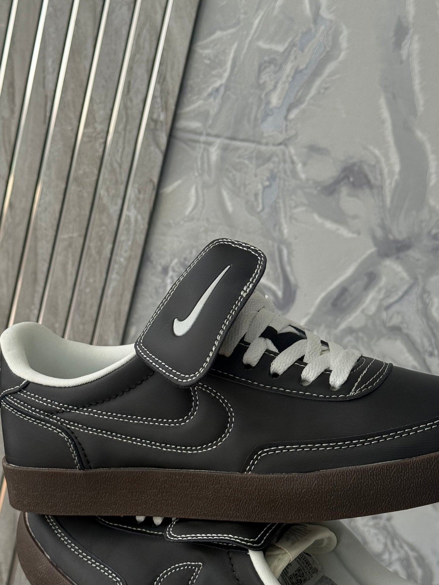 Nike Killer Shot 2 Sneaker Negra con Suela Gruesa Café y Cordones Blancos