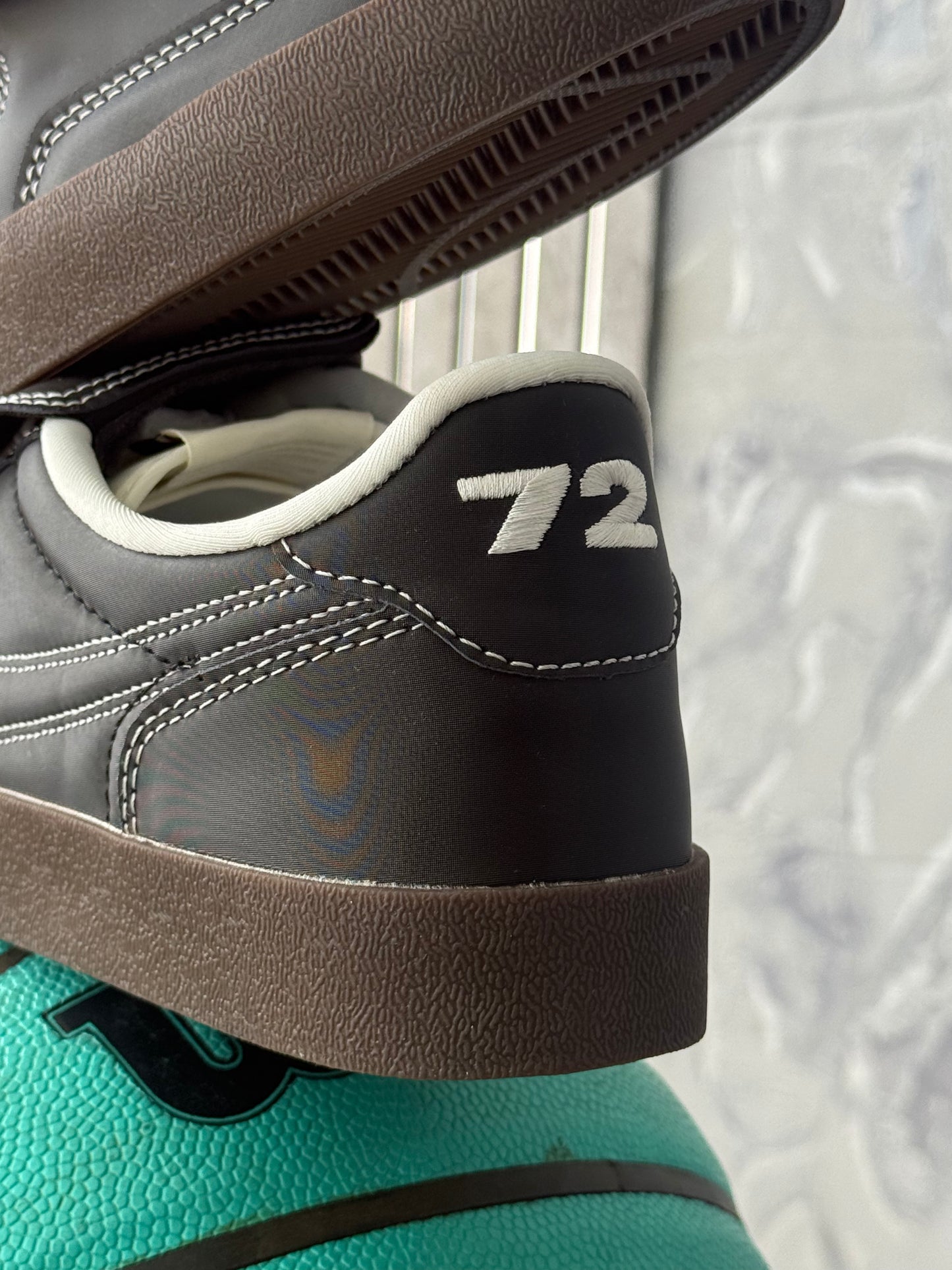Nike Killer Shot 2 Sneaker Negra con Suela Gruesa Café y Cordones Blancos