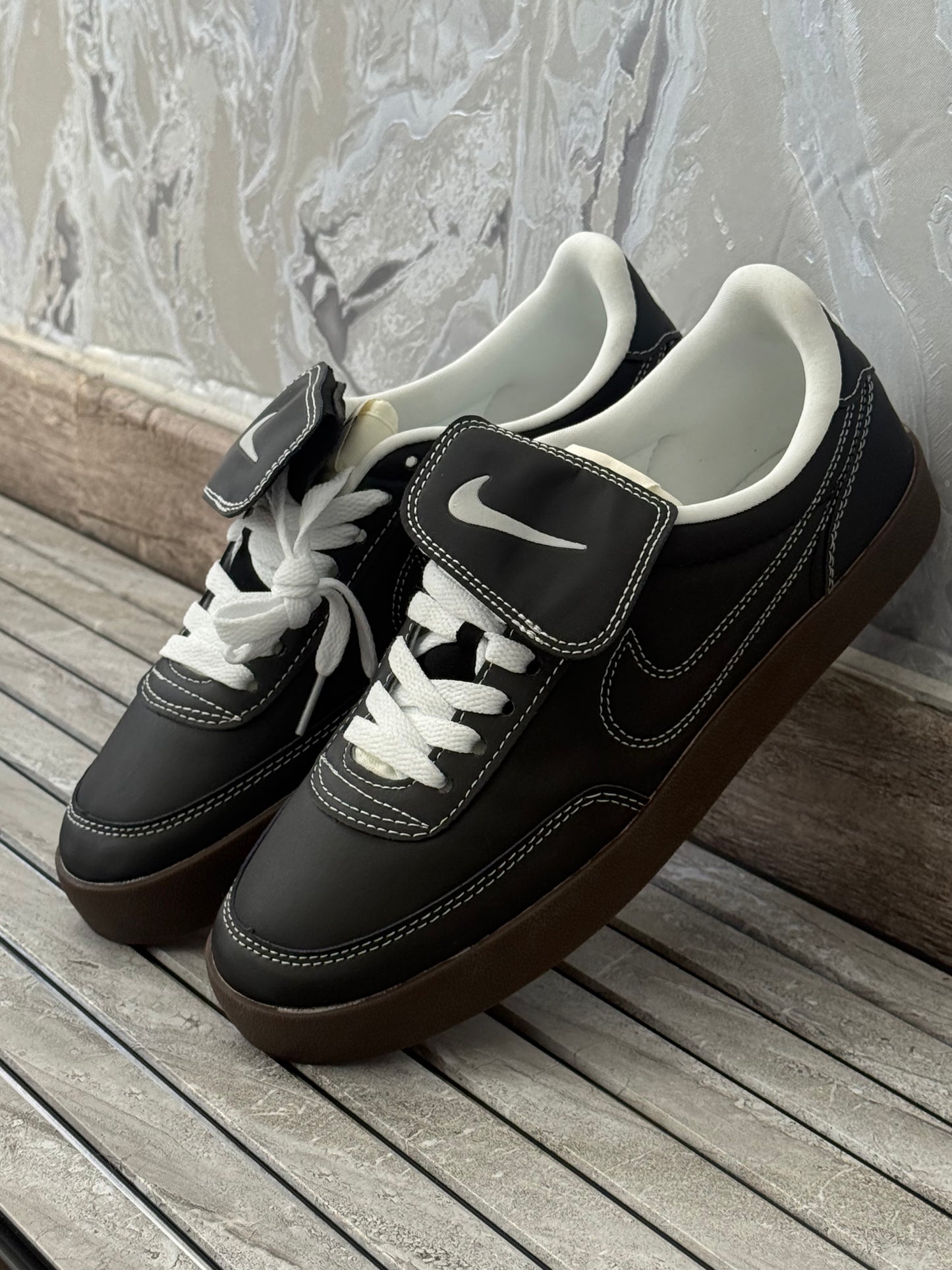 Nike Killer Shot 2 Sneaker Negra con Suela Gruesa Café y Cordones Blancos