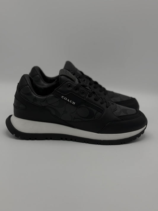 Coach Runner Black Monogram – Elegancia urbana y confort premium