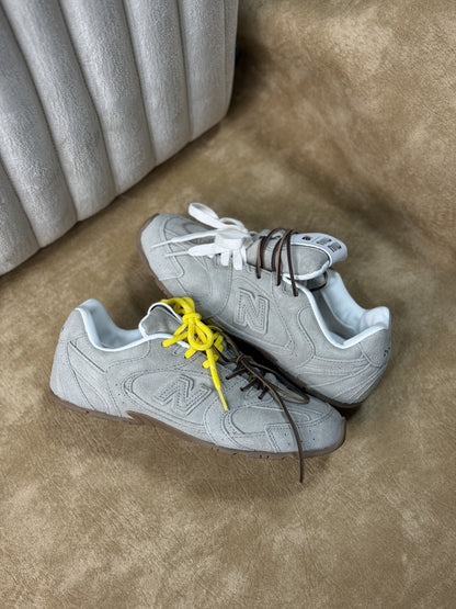 zapatillas New Balance en tono gris