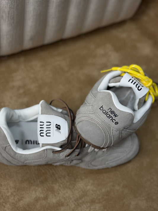 zapatillas New Balance en tono gris
