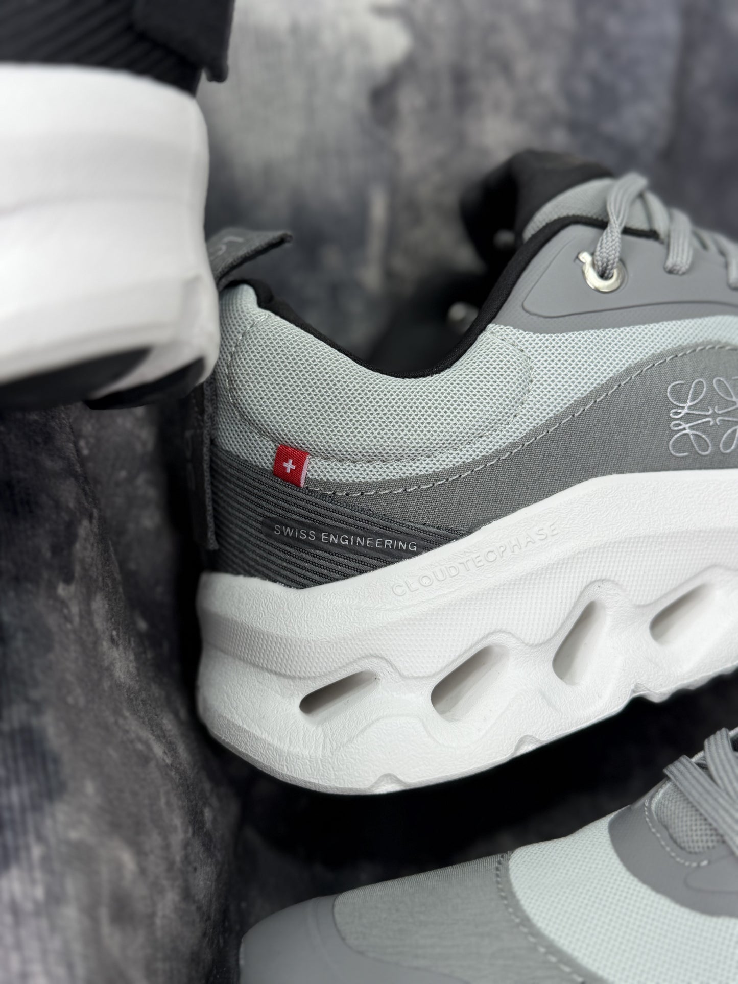 On Running Cloudtilt 2 LOEWE Grey Men's / Gris