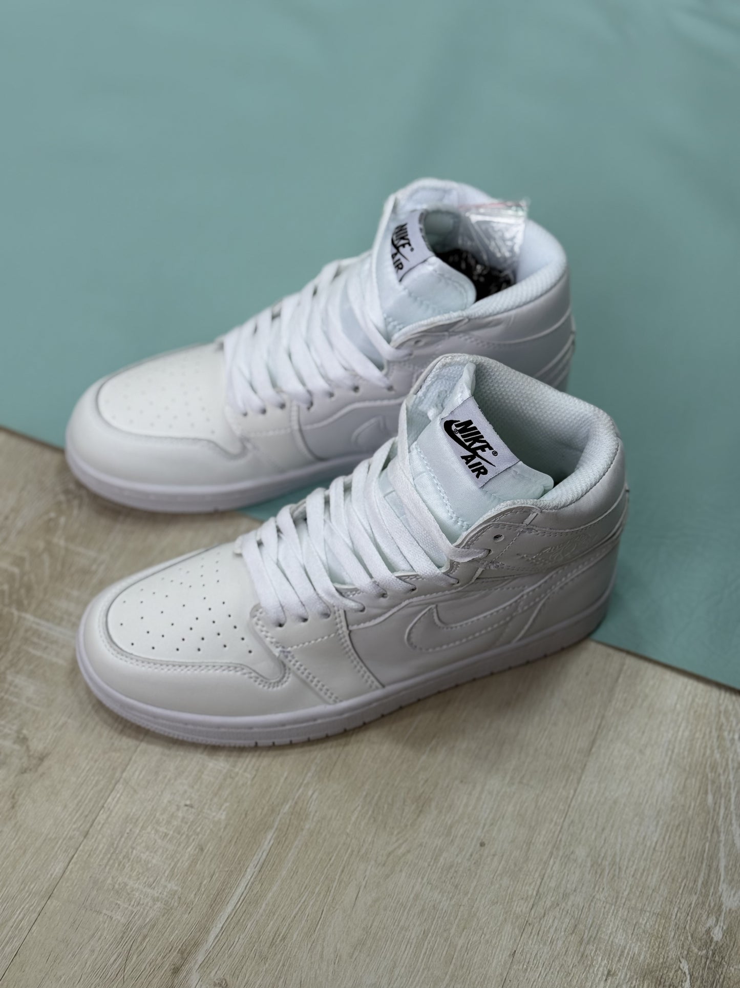 Nike Air Jordan Retro 1 Triple white