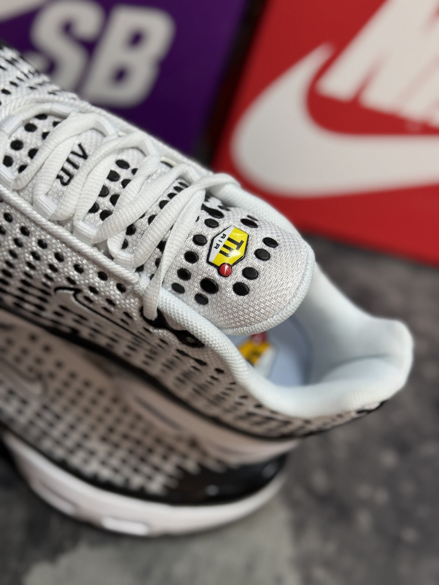 Nike Air Max Plus Tiempo – Blanco/Negro.