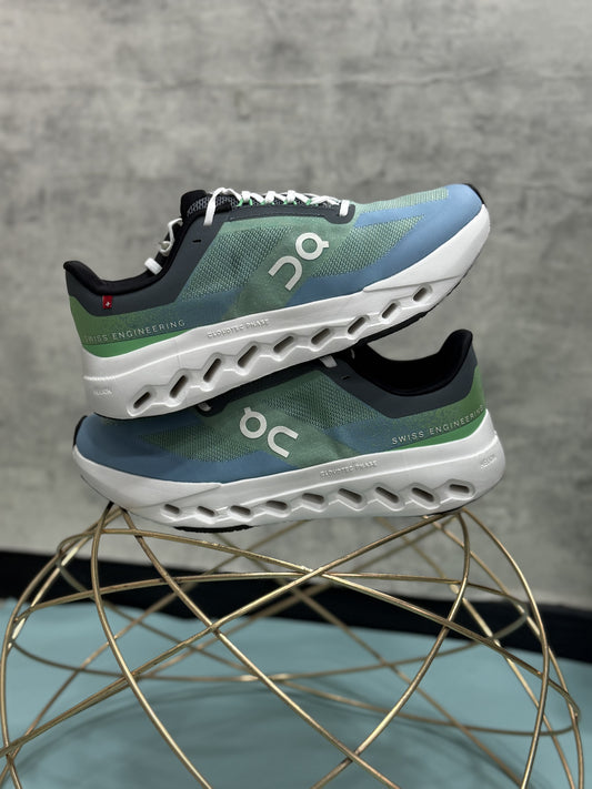 On Cloudsurfer Next zapatillas para correr en el color Honeydew/Ivory.