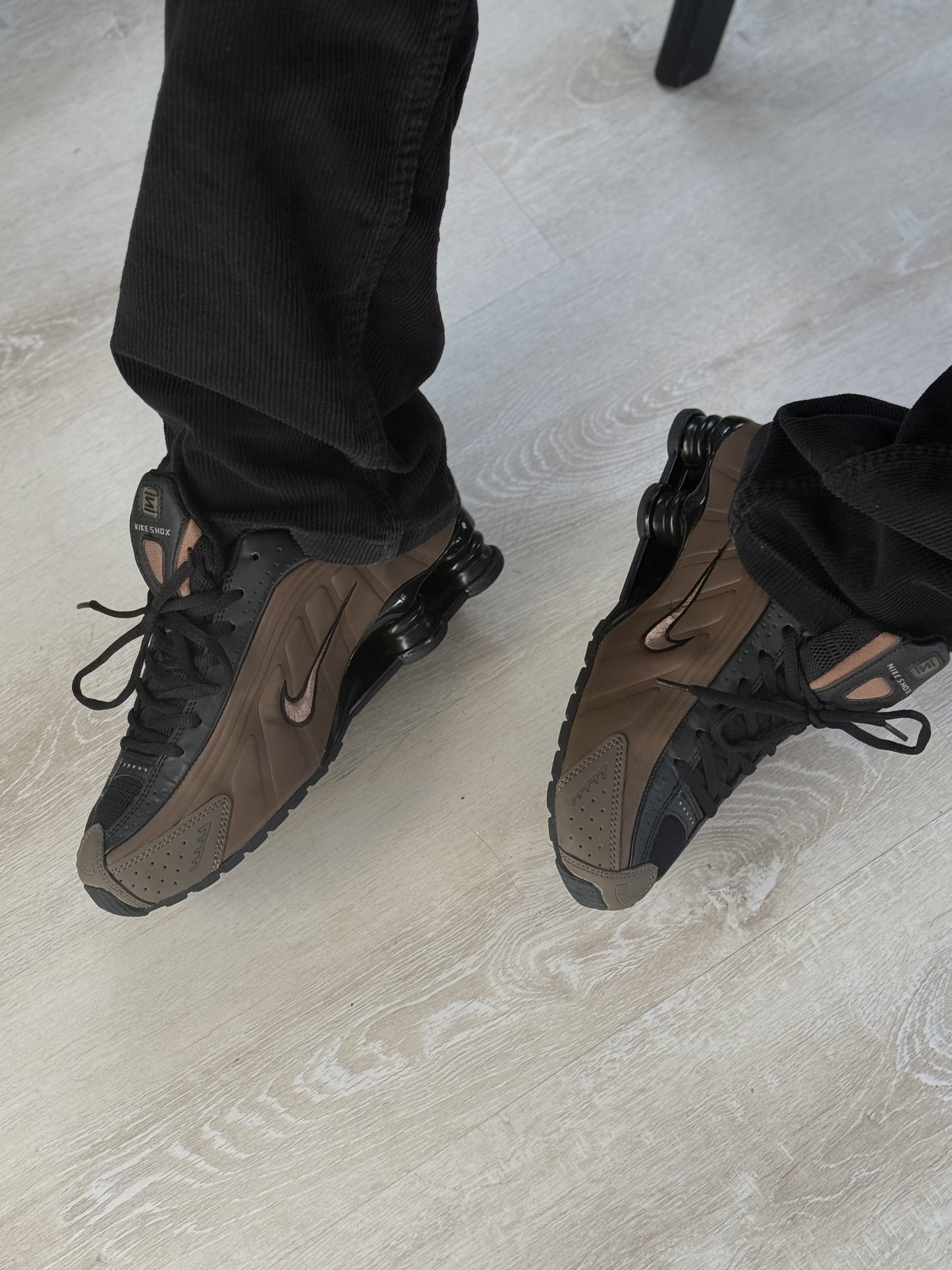 Nike Wmns Shox R4 BROWN