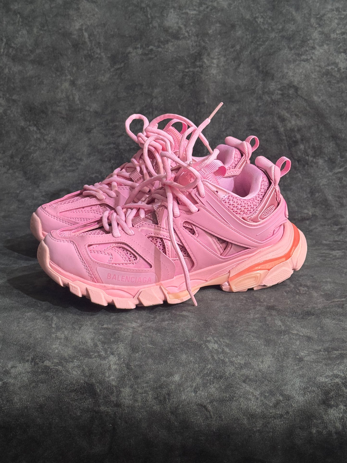 Balenciaga Track en un vibrante color rosa
