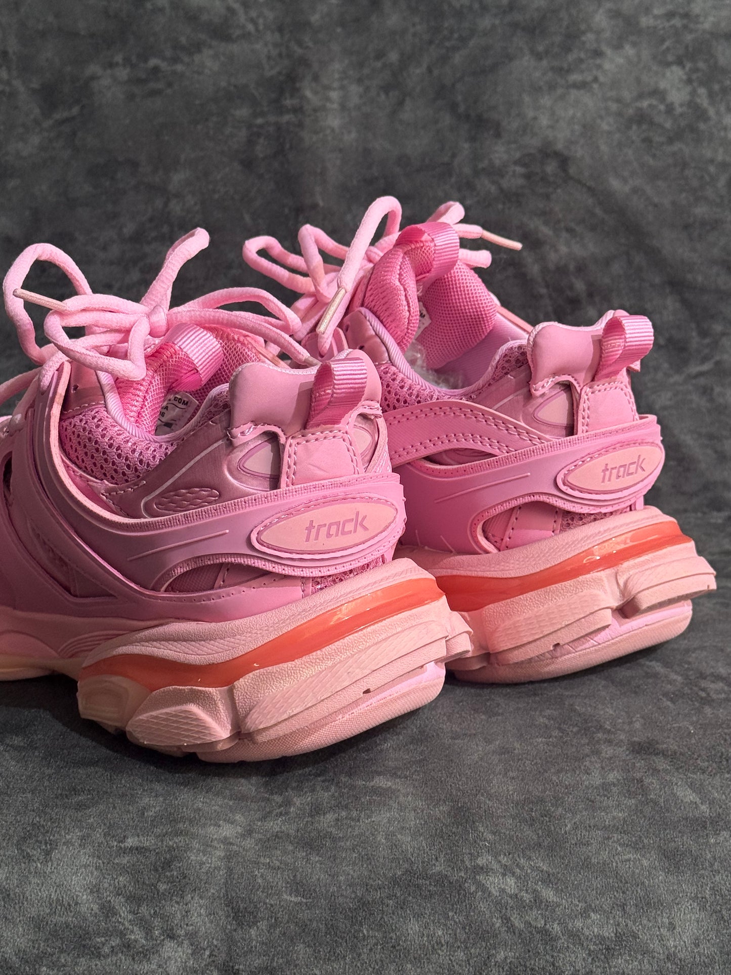 Balenciaga Track en un vibrante color rosa
