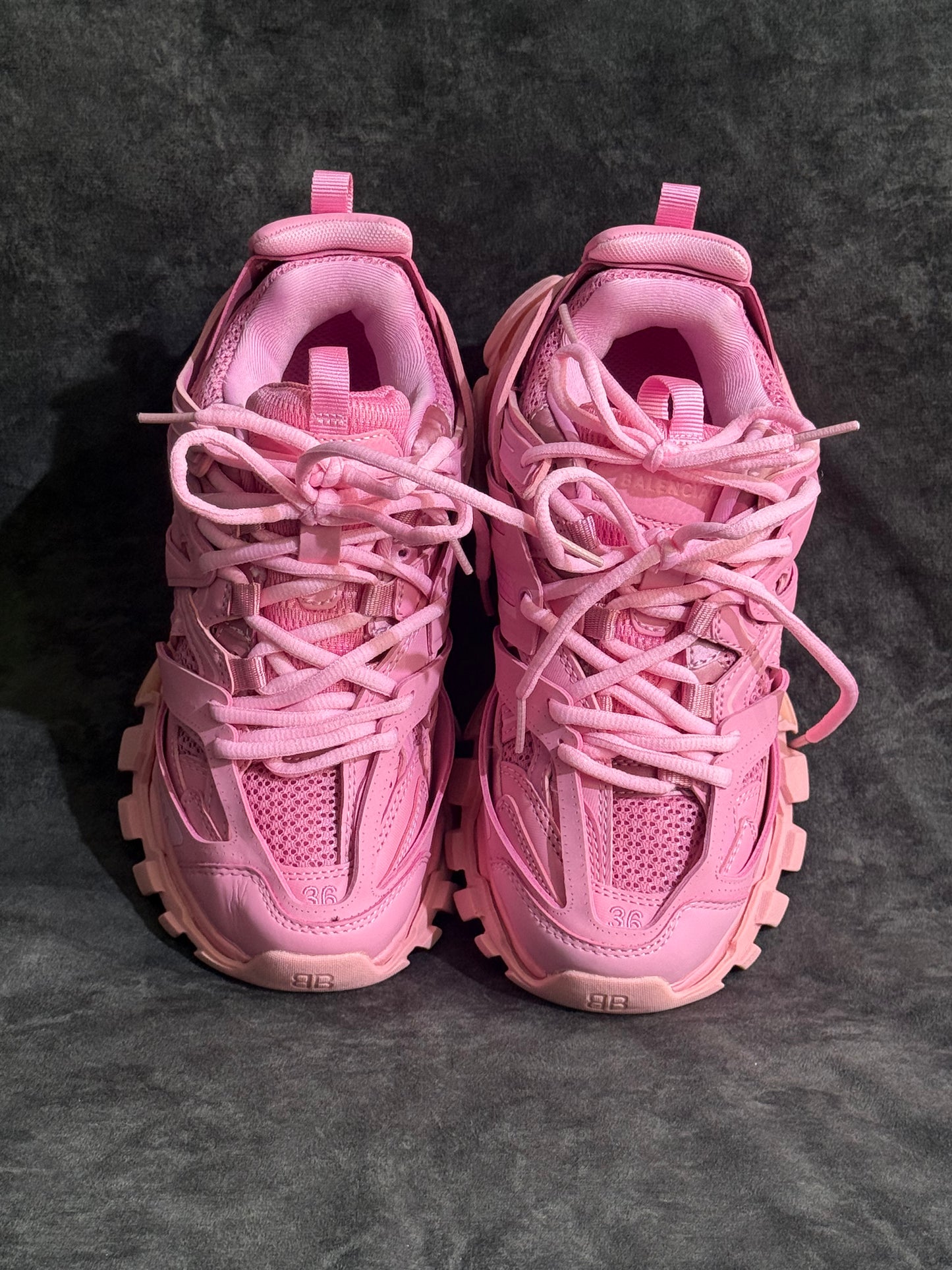 Balenciaga Track en un vibrante color rosa