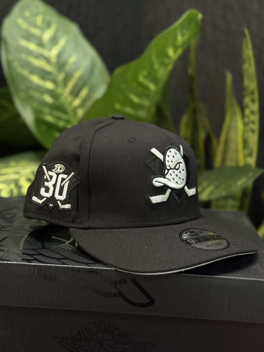 NEW ERA ANAHEIM DUCKS З0TH ANNIVERSARY BLACKED OUT EDITION 9FORTY A FRAME SNADRACK CAD