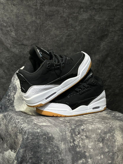 Nike Air Jordan 3 Retro en color negro y blanco con suela de goma