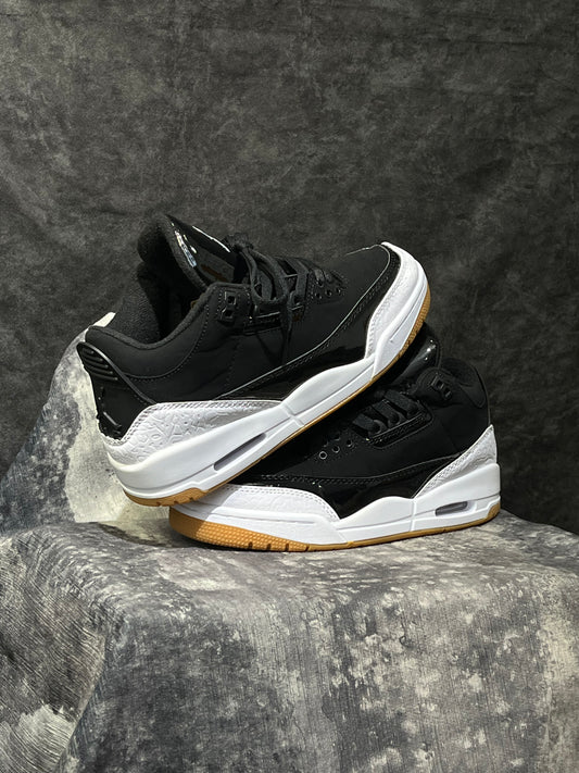Nike Air Jordan 3 Retro en color negro y blanco con suela de goma