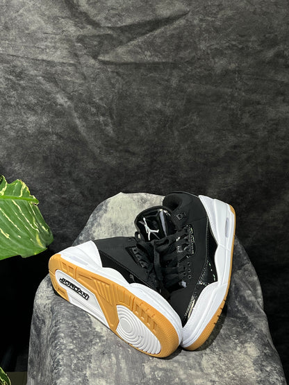 Nike Air Jordan 3 Retro en color negro y blanco con suela de goma