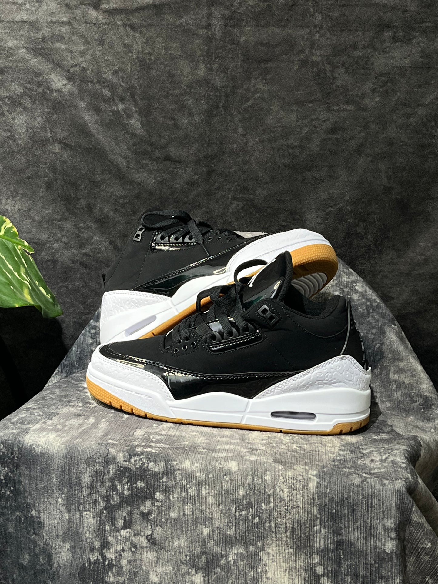 Nike Air Jordan 3 Retro en color negro y blanco con suela de goma