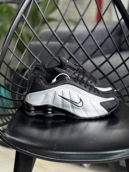 Nike Shox Plateada - Negra