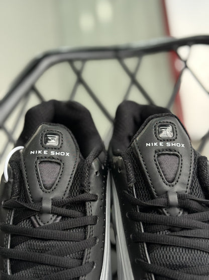 Nike Shox Plateada - Negra