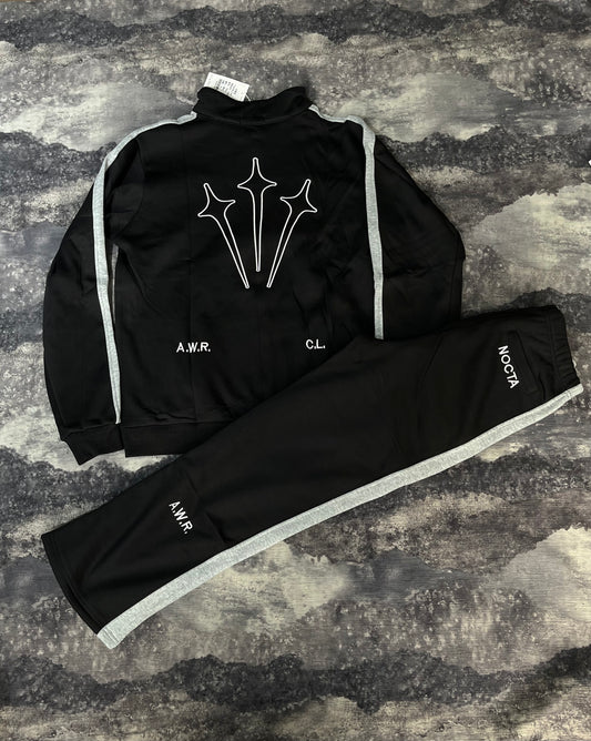 Nike NOCTA negro cuenta con un bordado de estrella distintivo en la espalda y letras bordadas en el pecho.