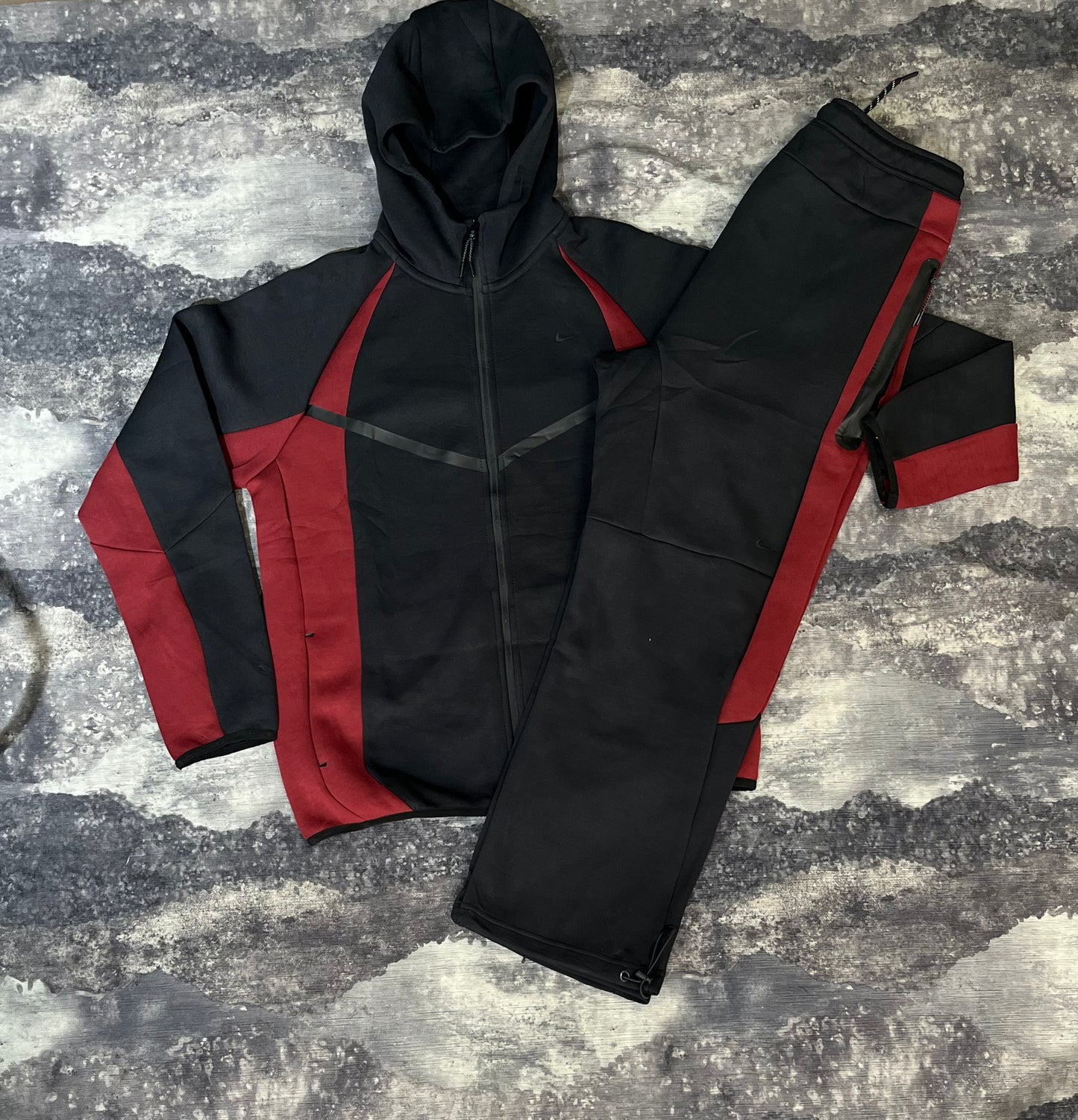 Nike Tech Fleece de color negro con detalles en rojo