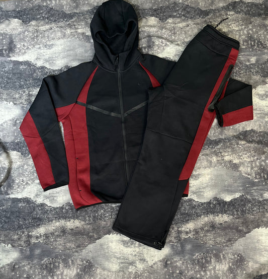 Nike Tech Fleece de color negro con detalles en rojo