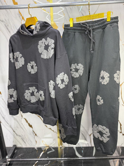 conjunto de sudadera y pantalón tipo jogger.