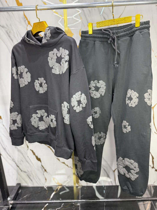 conjunto de sudadera y pantalón tipo jogger.