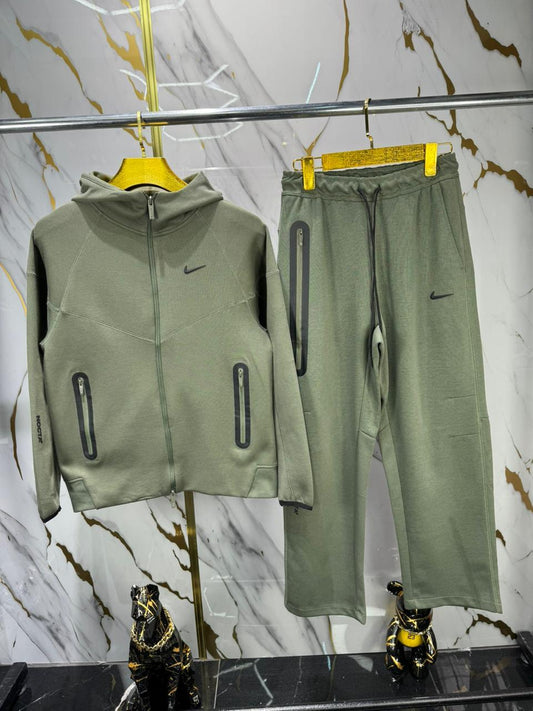 conjunto deportivo Nike.