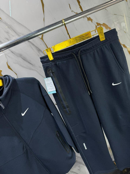 conjunto deportivo Nike.