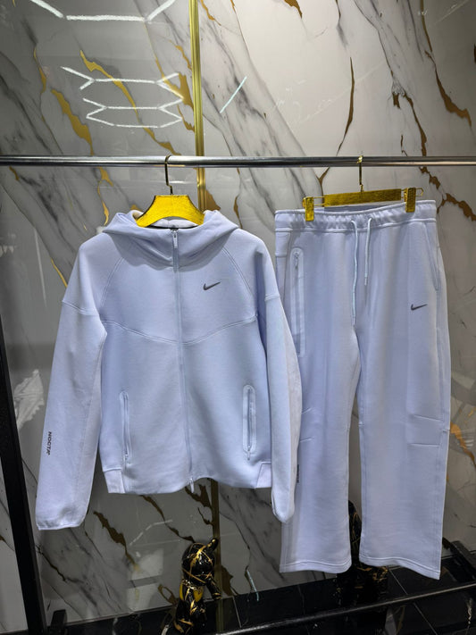 Sudadera-conjunto deportivo Nike.