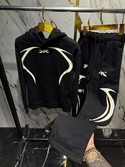 chándal negro con detalles en blanco