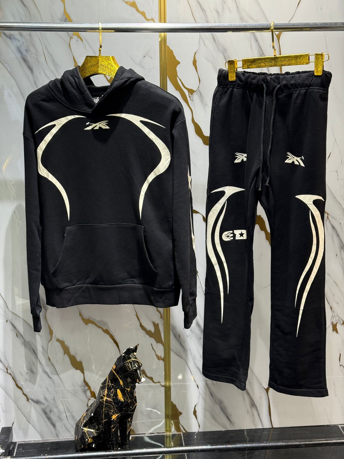 chándal negro con detalles en blanco