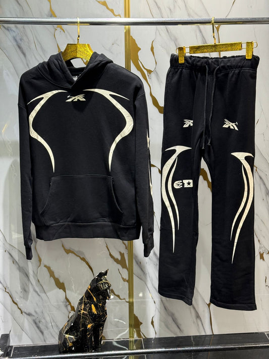 chándal negro con detalles en blanco