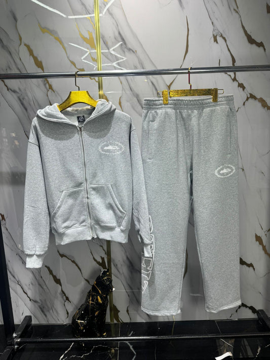 Sudadera en conjunto deportivo gris.