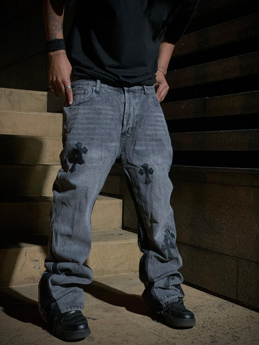 Jeans anchos de mezclilla gris con un efecto desgastado.